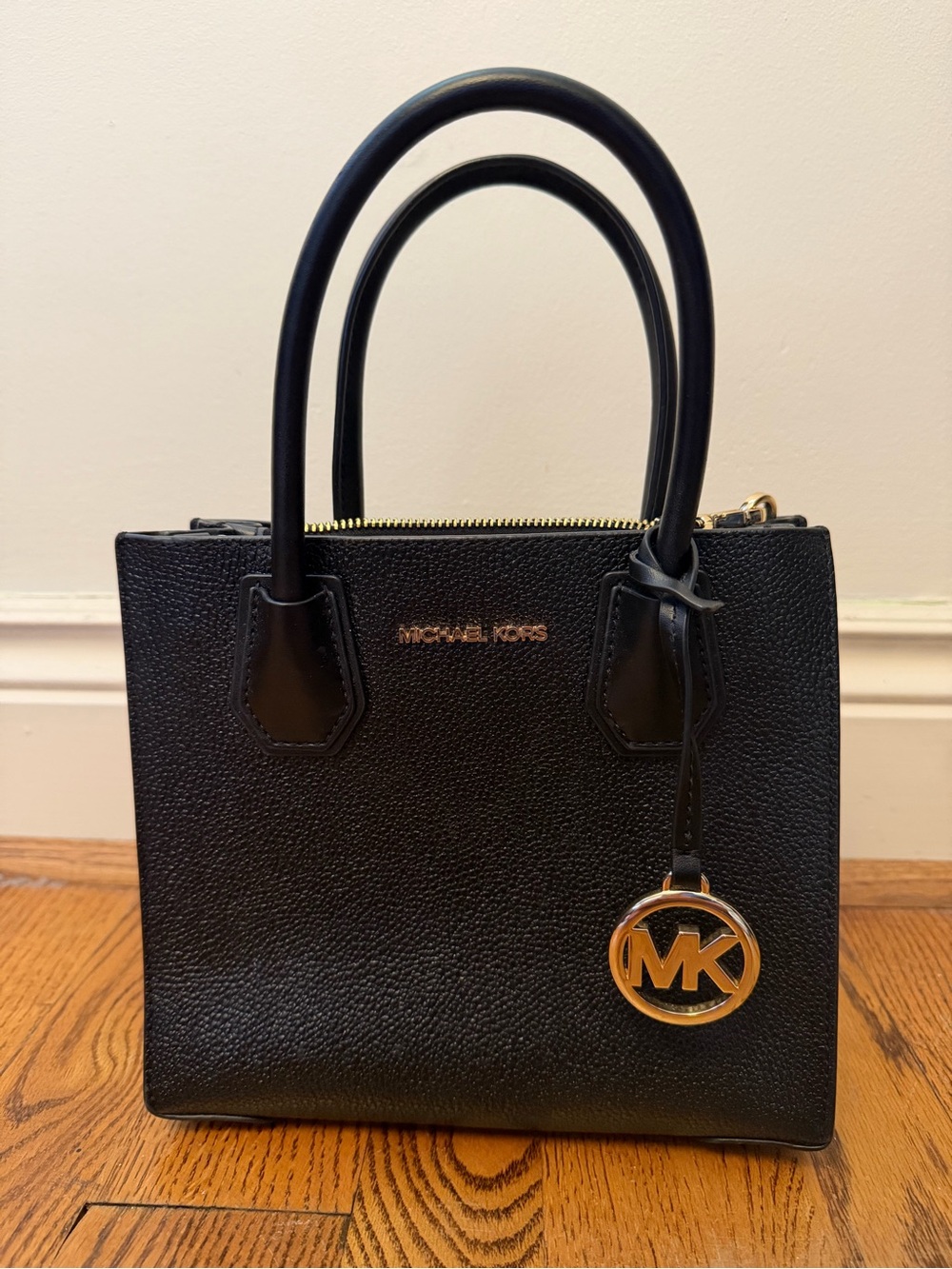 Michael Kors Mercer Bag (Medium) Pebbled Leather, Gold Hardware. Lightly used.